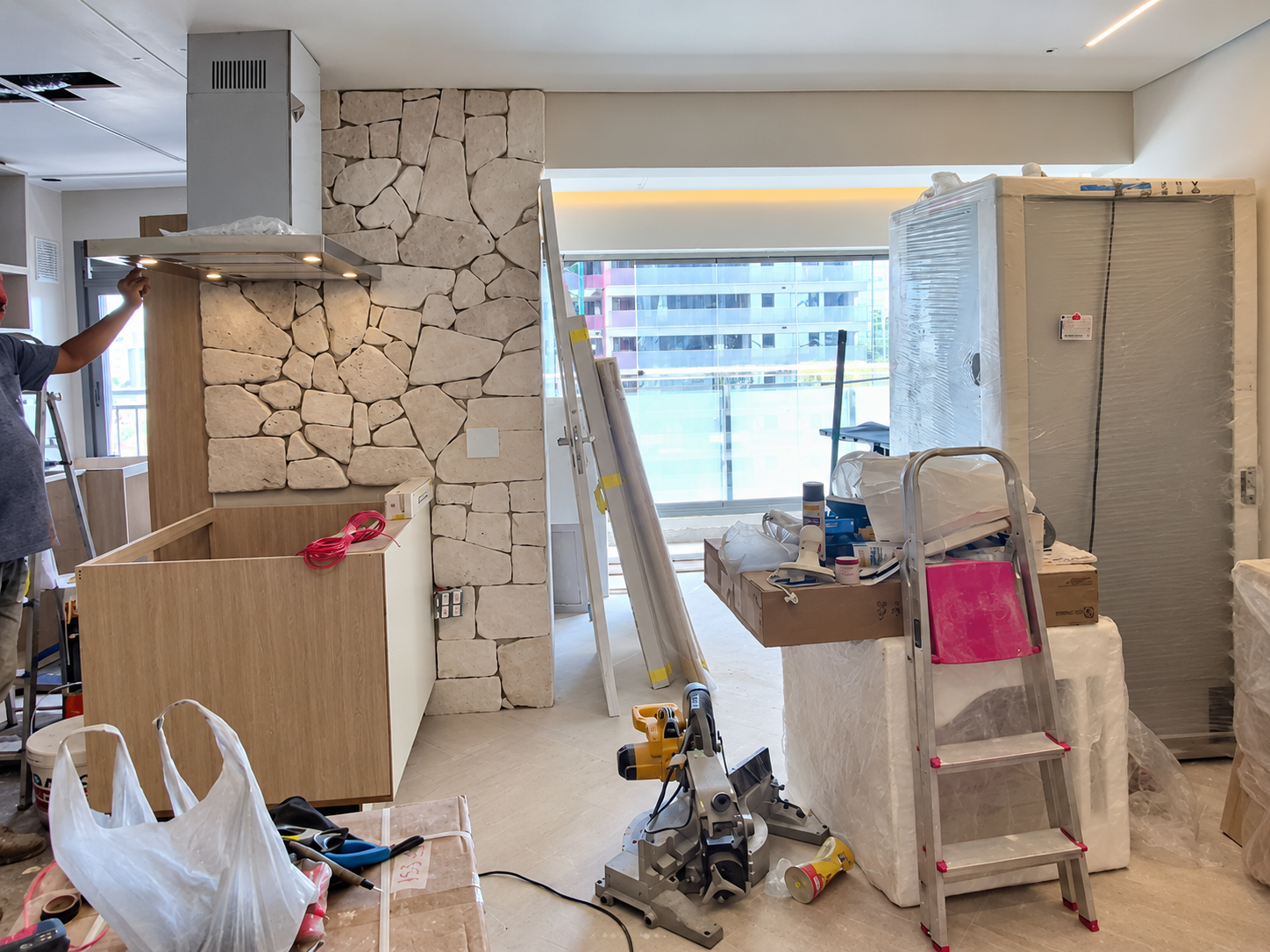 Profissional da AS Engenharia durante execução de obra de construção e reforma