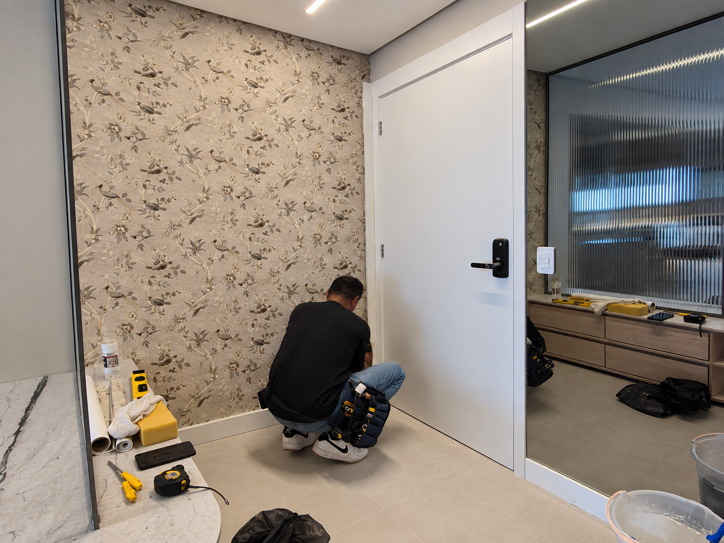 Profissional da AS Engenharia executando serviço de acabamento em ambiente interno